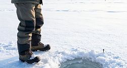 Двое рыбаков провалились под лёд озера Облуцкое