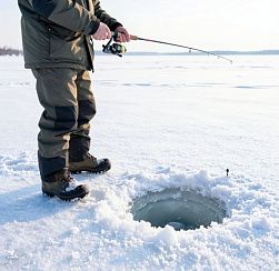 Двое рыбаков провалились под лёд озера Облуцкое