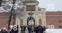 Петербуржцы с утра выстроились в очередь у Петропавловской крепости