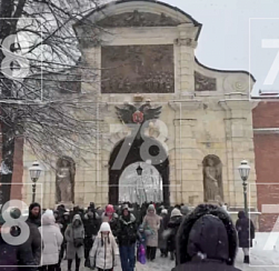 Петербуржцы с утра выстроились в очередь у Петропавловской крепости