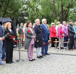 На Аллее Славы руководители муниципалитета и депутаты Совета возложили цветы