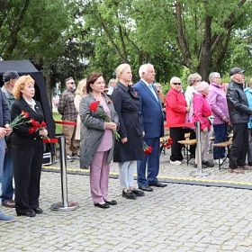 На Аллее Славы руководители муниципалитета и депутаты Совета возложили цветы