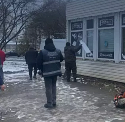 В поселке Металлострой сносят незаконный торговый павильон