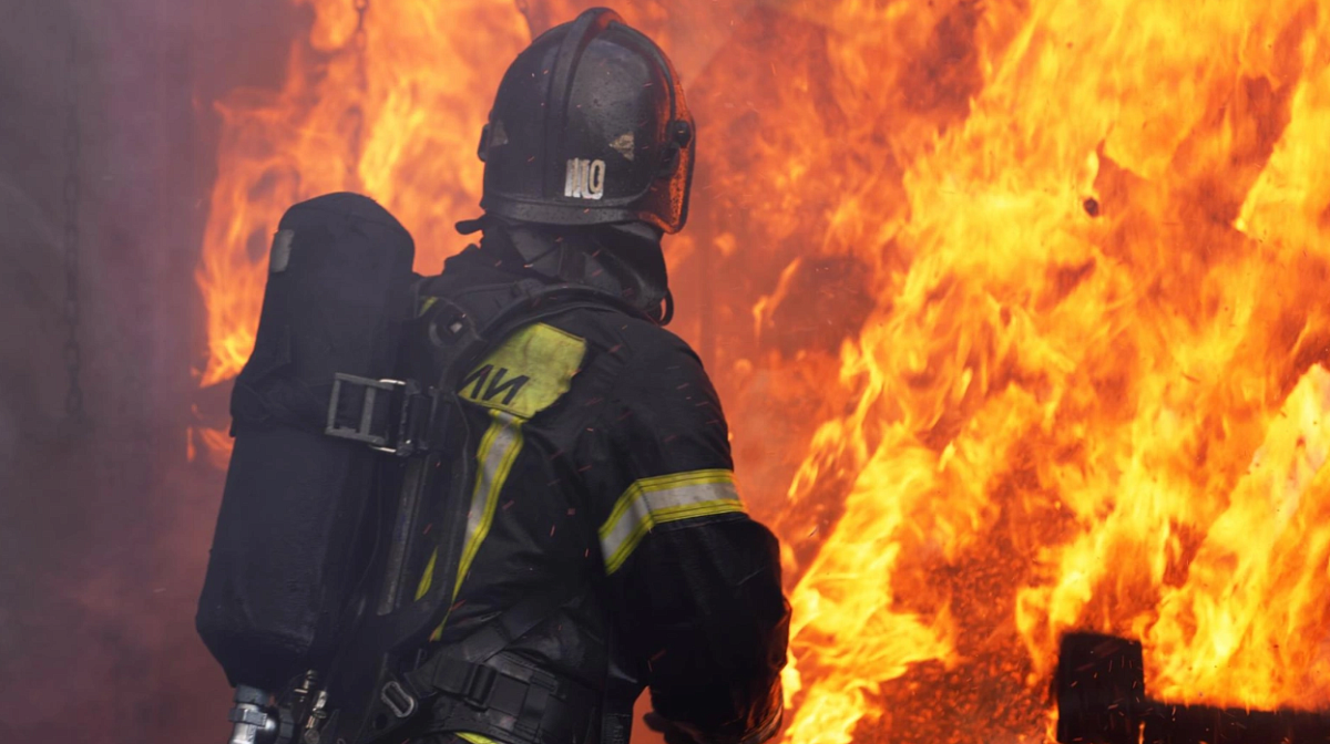 На территории Ижорского завода произошёл пожар