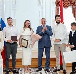 В День семьи, любви и верности Александр Беглов вручил государственные награды многодетным семьям