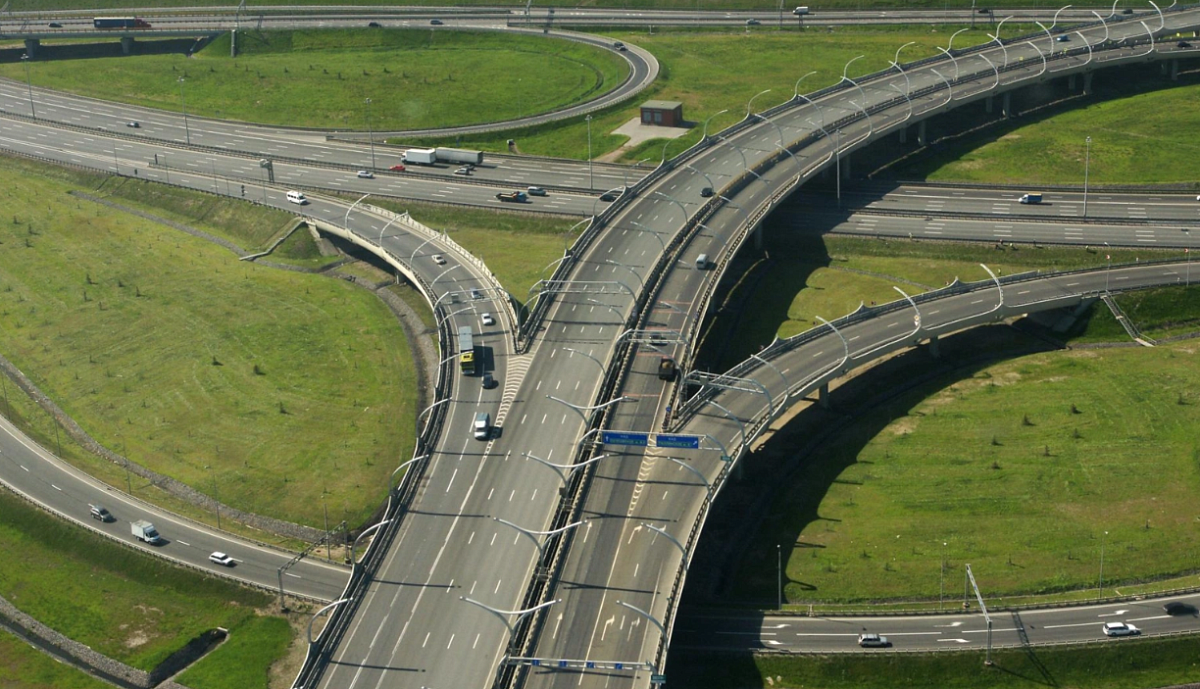 На КАДе произошло массовое ДТП с мусоровозом и тремя легковушками