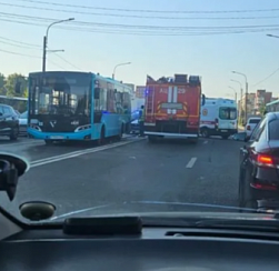 В Колпино каршеринг врезался в стоящий на светофоре «лазурный» автобус