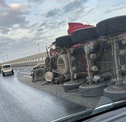 Самосвал перевернулся на КАД в районе съезда на Софийскую