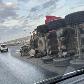 Самосвал перевернулся на КАД в районе съезда на Софийскую