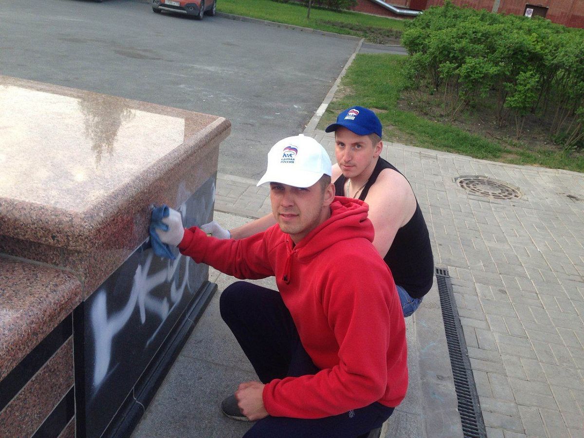 Молодогвардейцы устранили последствия вандализма по отношению к новому фонтану