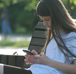 «Пришли свою геолокацию»: мошенники охотятся за школьниками на сервисах знакомств