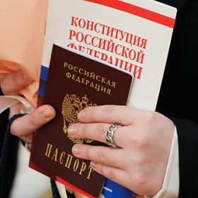 Беглов и Бельский поздравили петербуржцев с Днём российской конституции