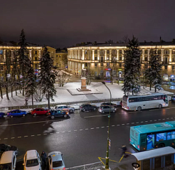 На Привокзальной площади в Колпино установили художественную подсветку