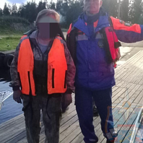 До берега добрался сам: двое в лодке потерялись в водах Ладожского озера
