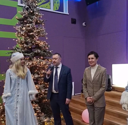 В Колпинском районе прошла новогодняя благотворительная акция «Дерево желаний»