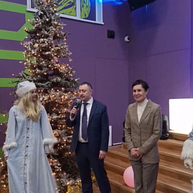 В Колпинском районе прошла новогодняя благотворительная акция «Дерево желаний»