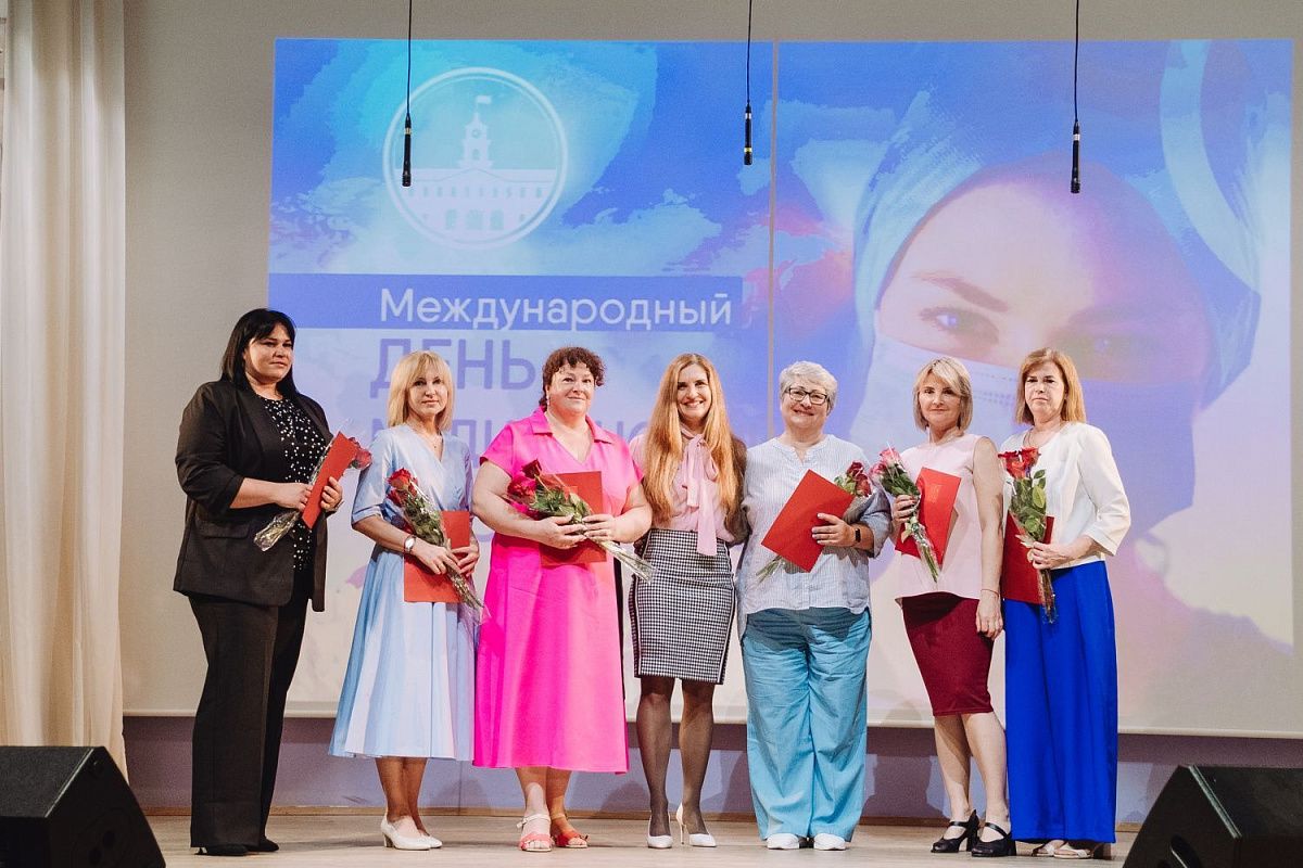В Колпинском районе поздравили медицинских сестёр с профессиональным праздником