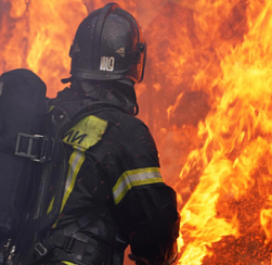 На территории Ижорского завода произошёл пожар