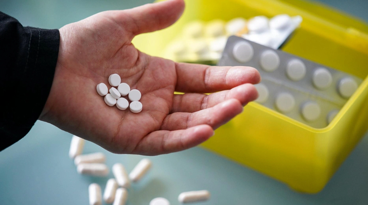 Не оставлять на кухне и в ванной комнате: врач назвала главные ошибки в хранении лекарств