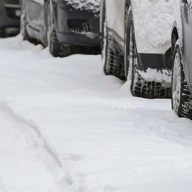 В Петербурге предложили изменить подход к штрафам за парковку на заснеженных газонах