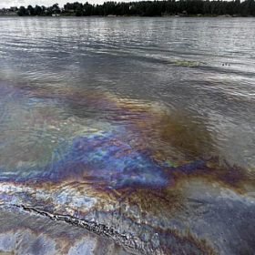 В Неве обнаружили разлив нефтепродуктов