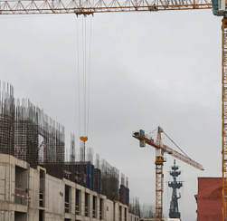 В Колпино рабочий упал с 27 метров во время ремонта крыши