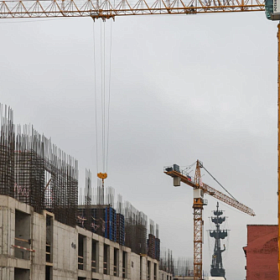 В Колпино рабочий упал с 27 метров во время ремонта крыши