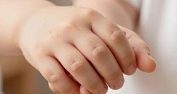 Трёхлетний мальчик без обуви и верхней одежды потерял маму в Петербурге Трёхлетний мальчик без обуви и верхней одежды потерял маму в Петербурге