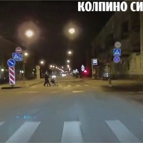 Видео: парочка с коляской переходят проспект Ленина на «красный»
