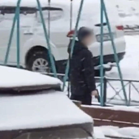 Ребёнок с «пневматом» разбил окно учительнице начальных классов в Красном Селе