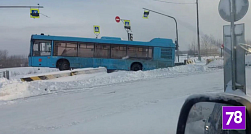 «Лазурный» автобус встал на дыбы на Рубежном шоссе в Колпино