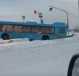 «Лазурный» автобус встал на дыбы на Рубежном шоссе в Колпино