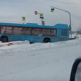 «Лазурный» автобус встал на дыбы на Рубежном шоссе в Колпино