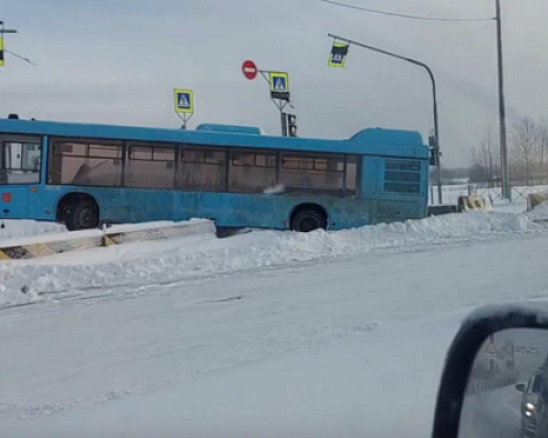 «Лазурный» автобус встал на дыбы на Рубежном шоссе в Колпино