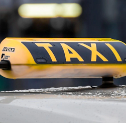 Минтранс проработает льготные тарифы в такси для многодетных семей