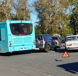 ДТП с автобусом собрало пробку на вокзале в Красном Селе