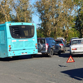 ДТП с автобусом собрало пробку на вокзале в Красном Селе