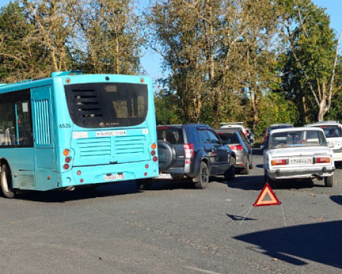 ДТП с автобусом собрало пробку на вокзале в Красном Селе