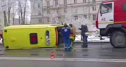 В Колпинском районе опрокинулся реанимобиль