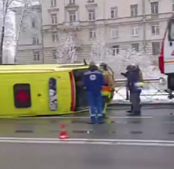 В Колпинском районе опрокинулся реанимобиль