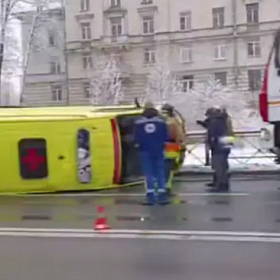 В Колпинском районе опрокинулся реанимобиль