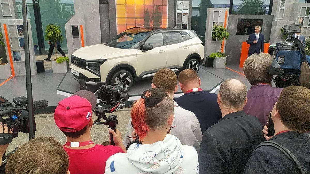 "Автоваз" на ПМЭФ представил первый кроссовер собственной разработки Lada Azimut "Автоваз" на ПМЭФ представил первый кроссовер собственной разработки Lada Azimut