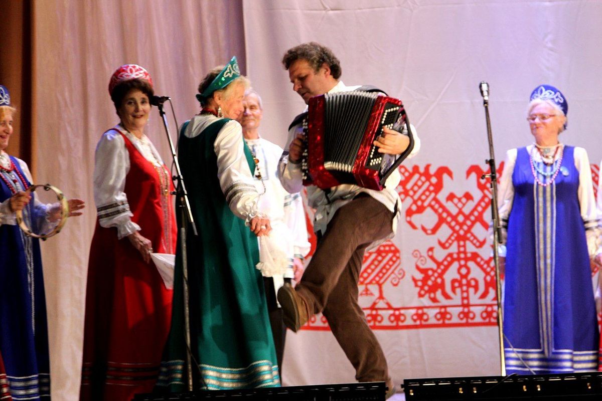 Мы танцуем и поем - молодеем с каждым днем