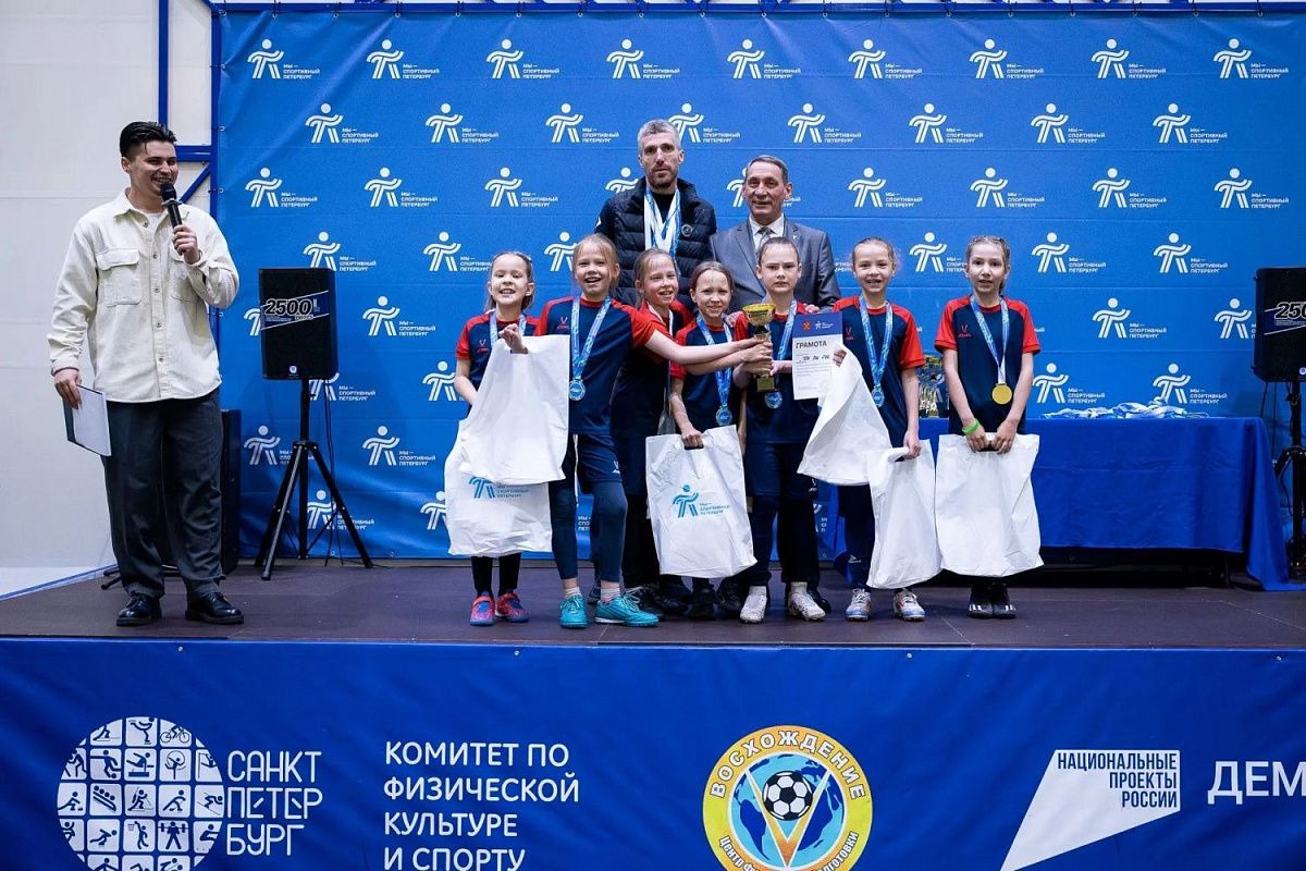 Школьницы из Колпинского района стали победительницами футбольной лиги на Кубок Губернатора Санкт-Петербурга