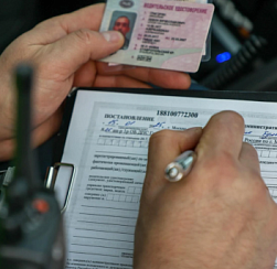 Российским водителям может грозить арест или штраф за отказ снять обложку с прав