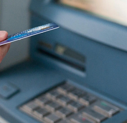 Россияне столкнулись с блокировками при снятии крупной суммы в банкоматах