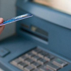 Россияне столкнулись с блокировками при снятии крупной суммы в банкоматах