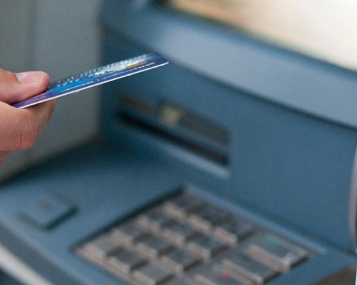 Россияне столкнулись с блокировками при снятии крупной суммы в банкоматах