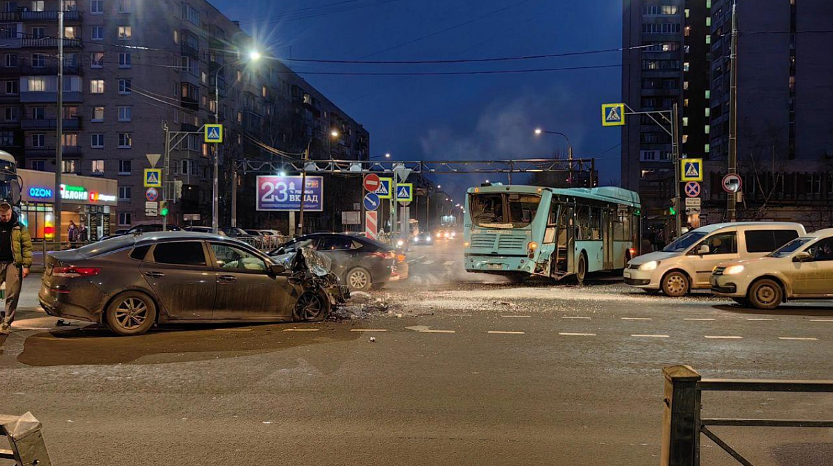 В Колпино произошло ДТП с участием автобуса и легковушки