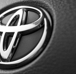 В 2025 году Toyota подала более полусотни заявок на регистрацию своих товарных знаков в РФ